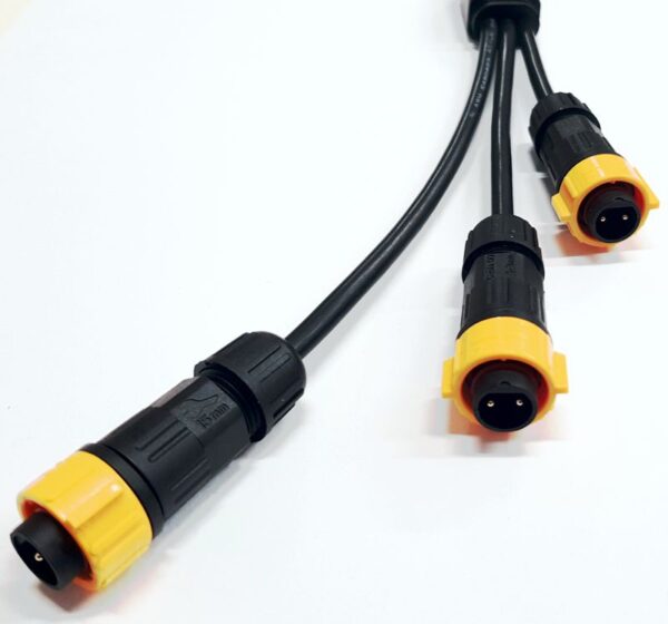 Santi: Yx3 splitter / manifold for powering heating clothing