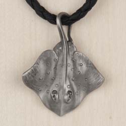 pijlstaartrog-hals-hanger Searaden: Pijlstaartrog hals hanger